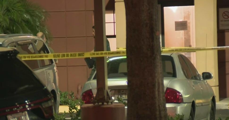 Shooting outside Deerfield Beach hotel, one man injured - CBS Miami