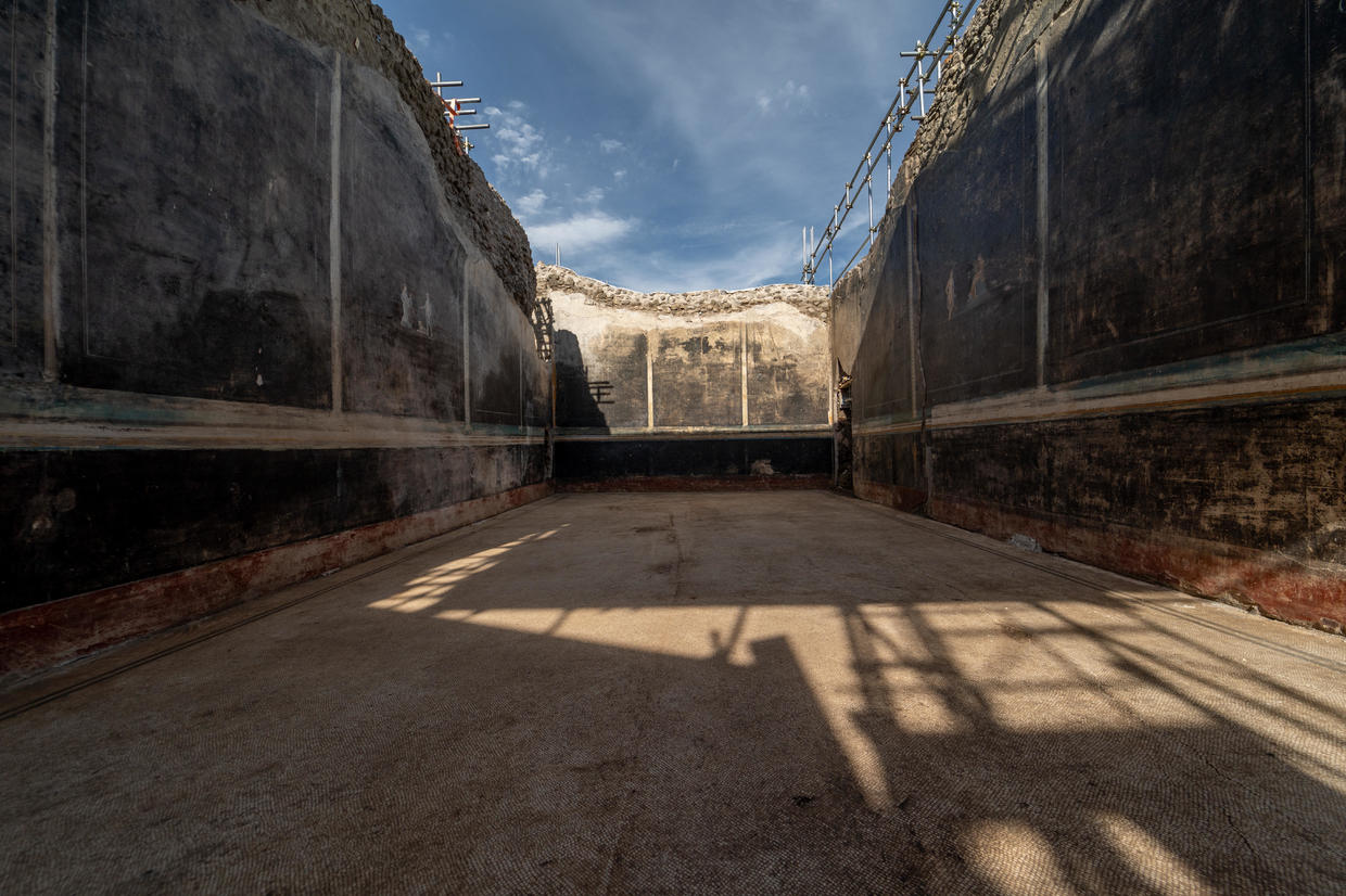 Stunning new Roman frescoes uncovered at Pompeii, the ancient Italian ...