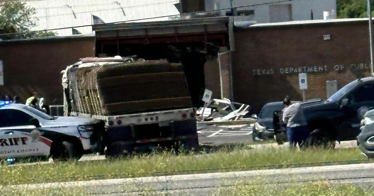 Голямо съоръжение се вряза в офиса на Департамента за обществена безопасност в Тексас при очевидно „умишлено“ действие, ранявайки множество хора, твърдят служители