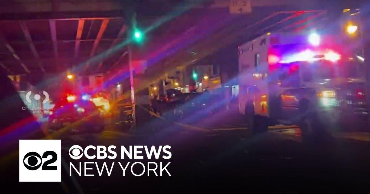 Two killed as car crashes into elevated subway column - CBS New York