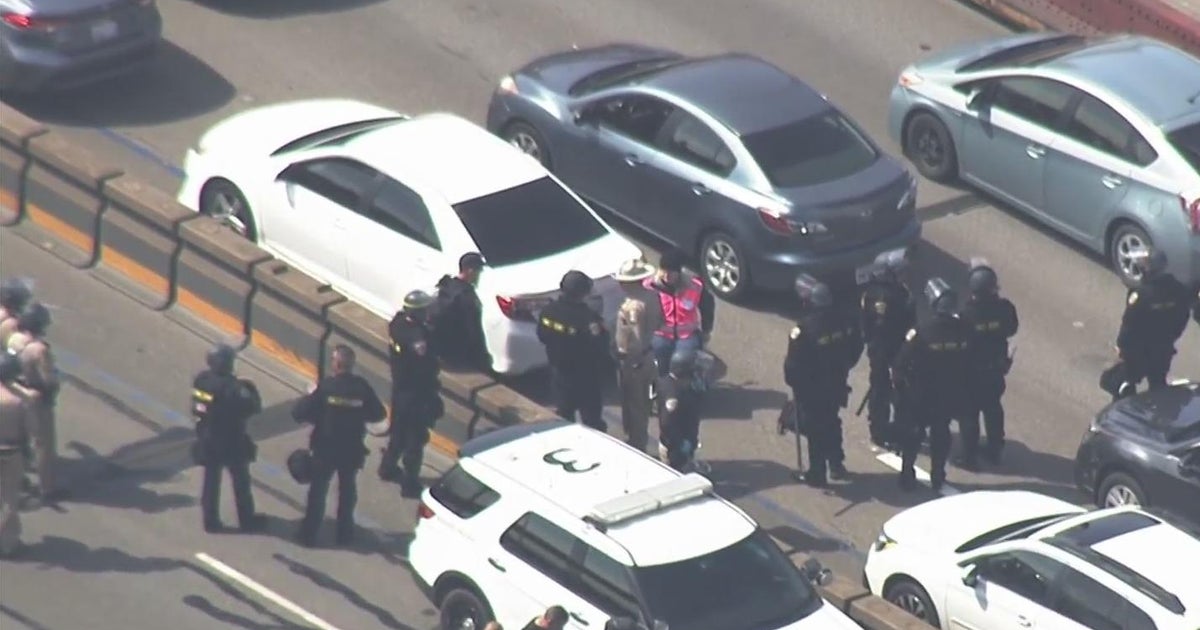 Authorities start clearing Golden Gate Bridge protesters from span ...