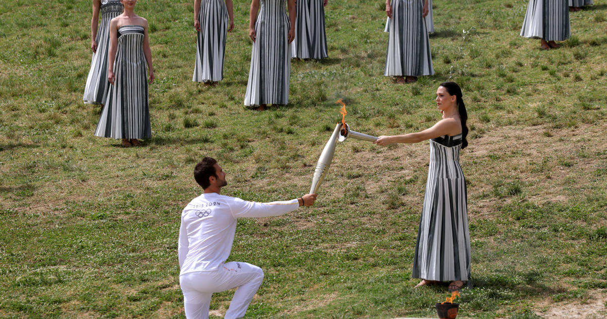 Олимпийският огън беше запален в Олимпия Гърция с което даде