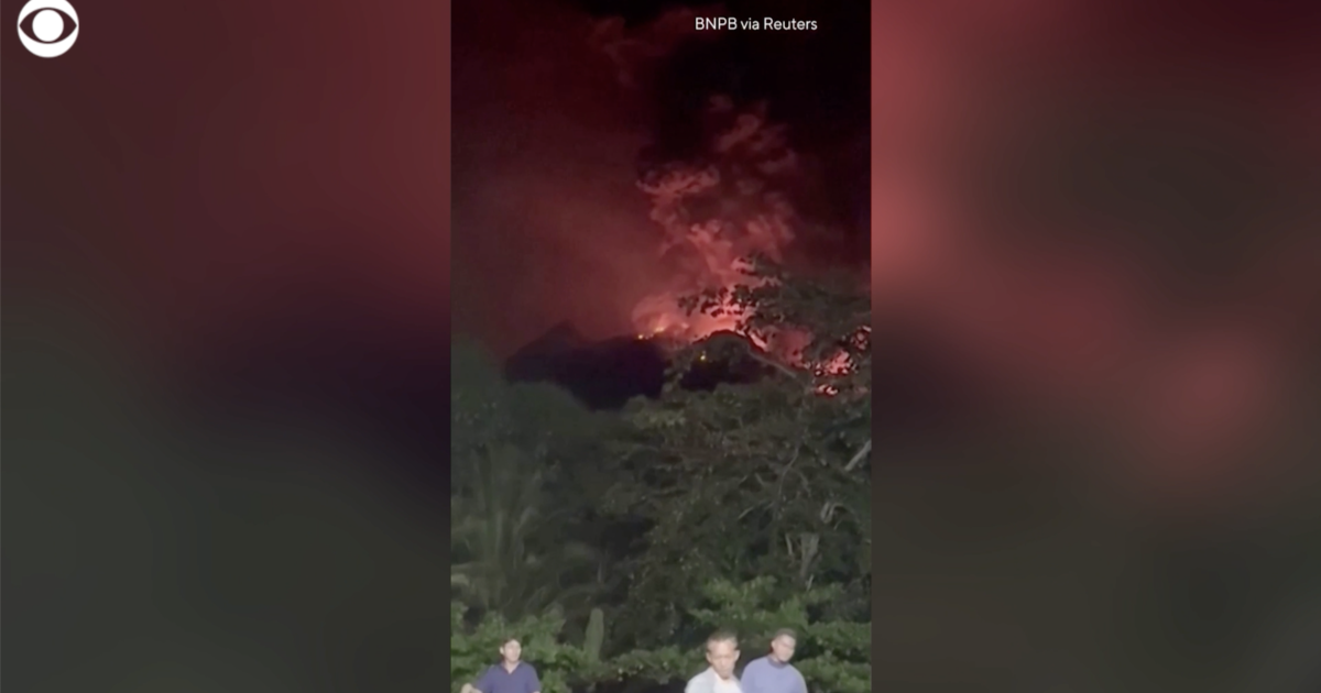 Volcanic eruption in Indonesia forces hundreds to evacuate