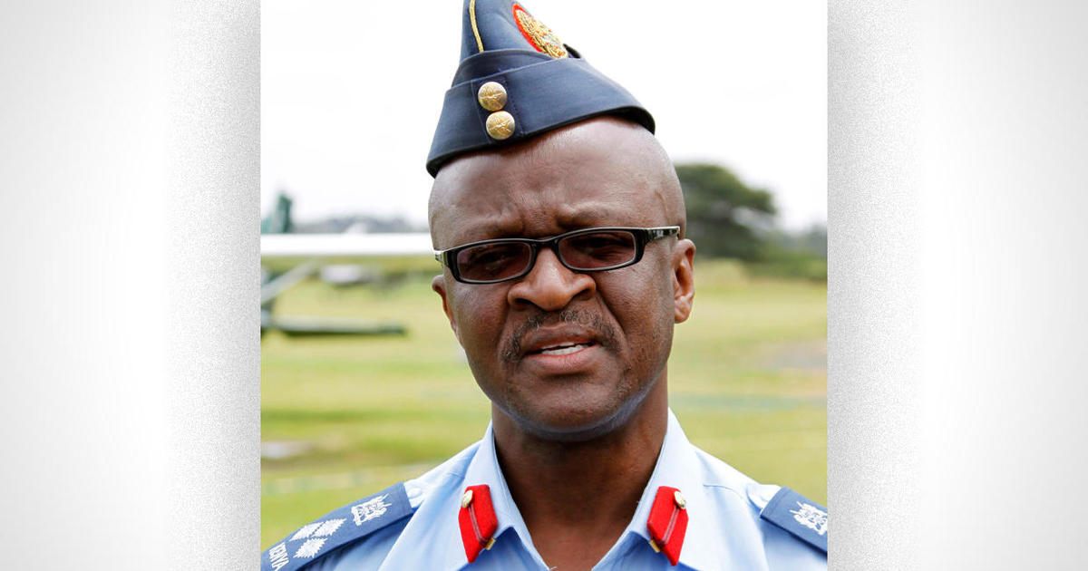 군용 헬리콥터 추락 사고로 사망한 장교 10명 중 케냐 국방장관;  2명은 살아남는다