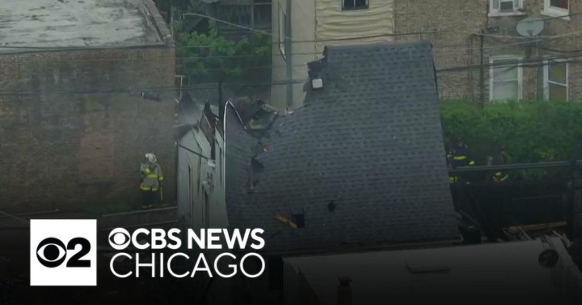 Fire destroys coach house on Chicago's West Side - CBS Chicago