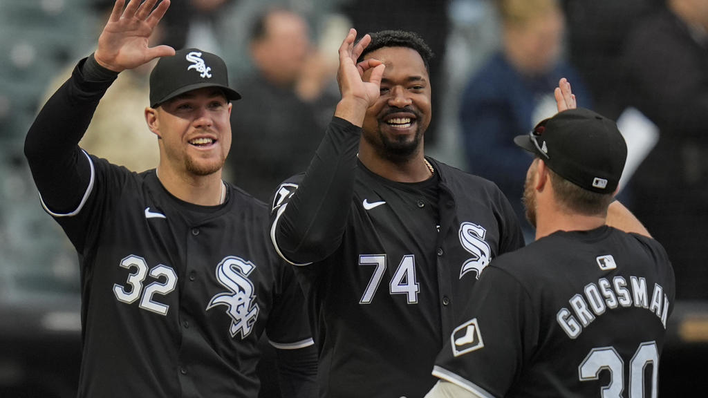 Sheets, Fedde lead White Sox over Royals 2-1 to stop 6-game skid with
doubleheader split