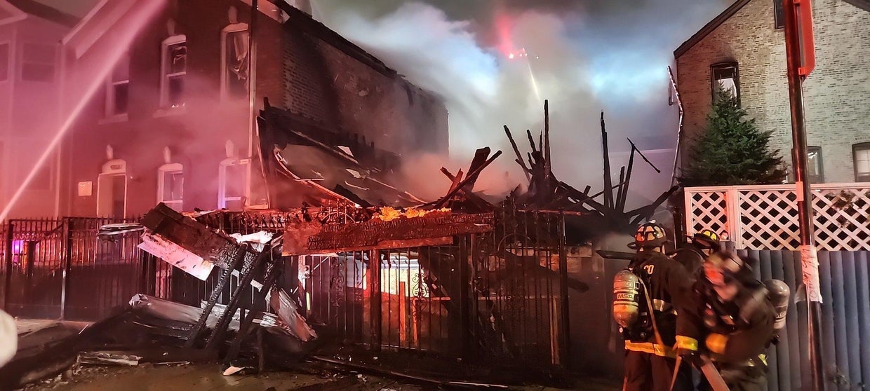 Extra-alarm fire destroys Lower West Side Chicago apartment house ...