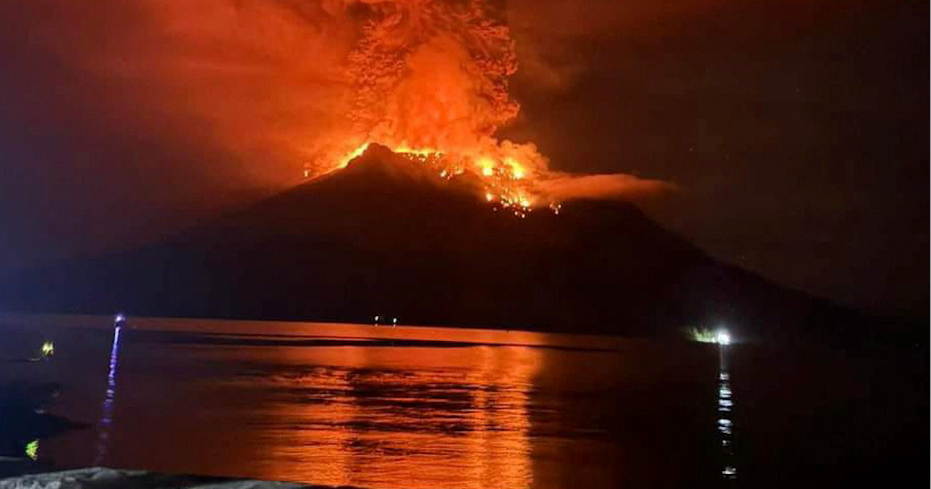 ルアン火山の噴火によりインドネシアで津波の可能性、避難を促す ルアン火山の噴火によりインドネシアで津波の可能性、避難を促す