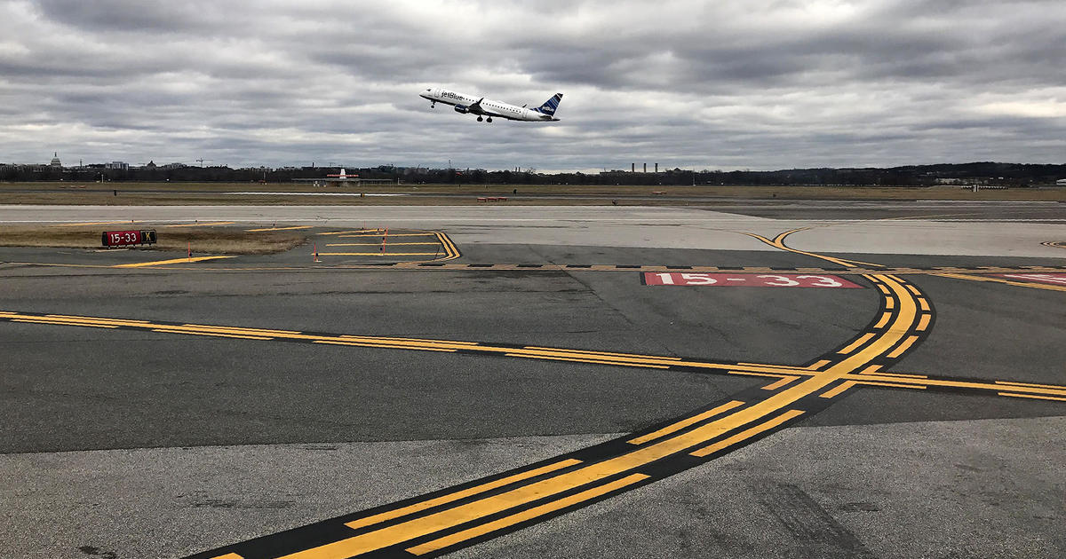 Penerbangan JetBlue ke Boston memiliki koneksi dekat di landasan pacu di Bandara Nasional Reagan