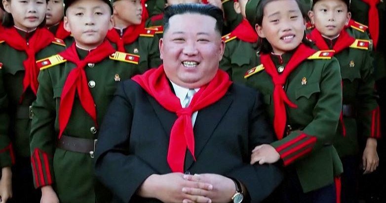 Kuzey Kore, Kim Jong Un'u öven “Dost Baba” şarkısını ve müzik videosunu yayınladı