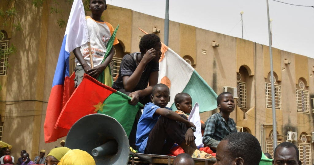 US agrees to withdraw troops from Niger CBS News US agrees to withdraw troops from Niger CBS News