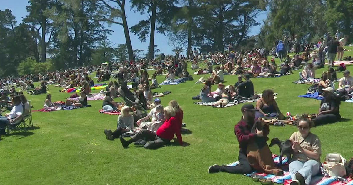 “Unofficial” 4/20 celebration draws mellow crowd to Golden Gate Park