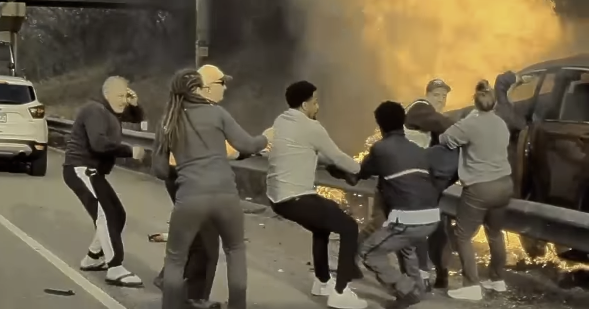 Видео показва как добри самаряни спасяват шофьор от горяща кола в Сейнт Пол