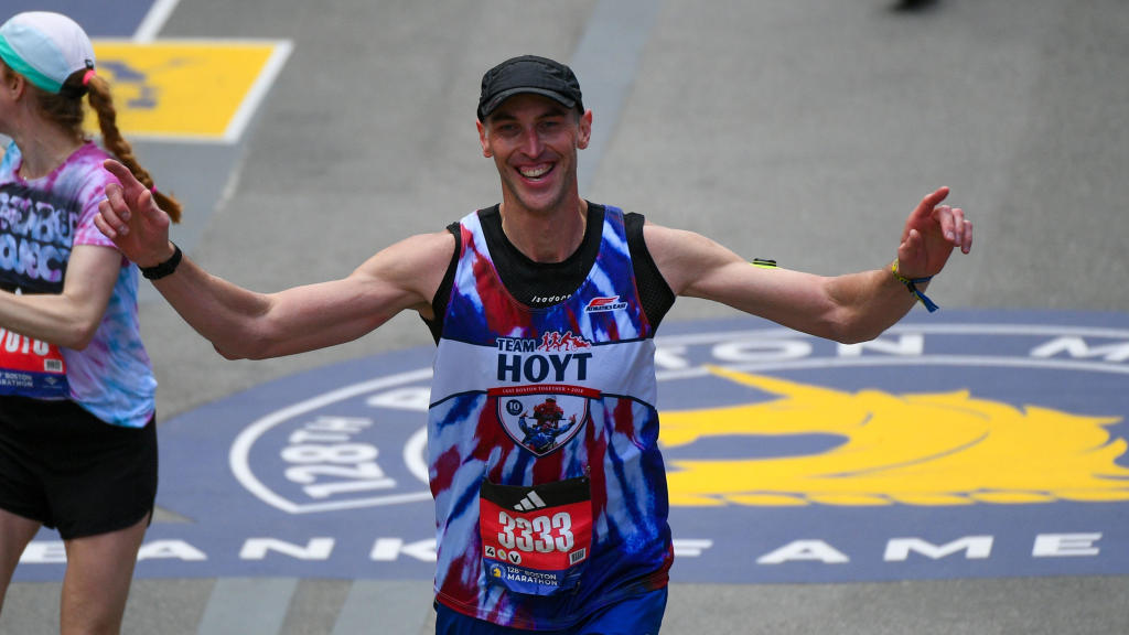 Zdeno Chara sets new personal best at London Marathon just six days
after running Boston Marathon