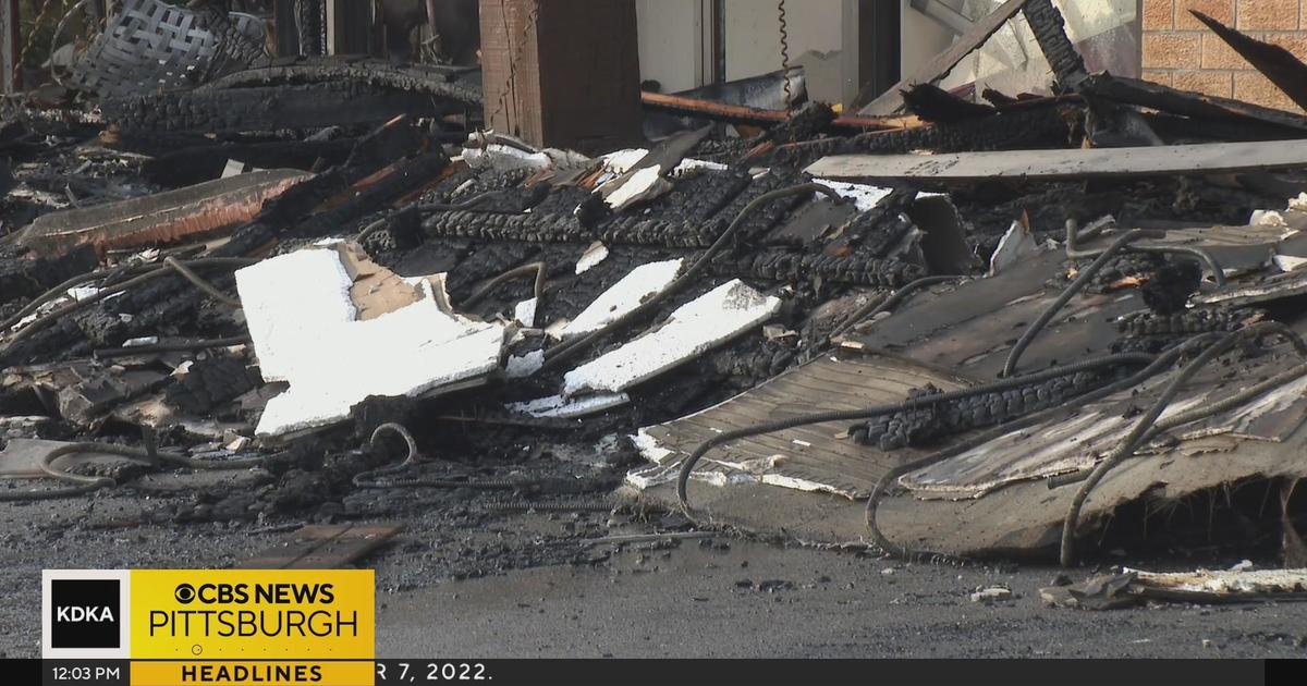 Massive fire rips through Latrobe shopping plaza - CBS Pittsburgh