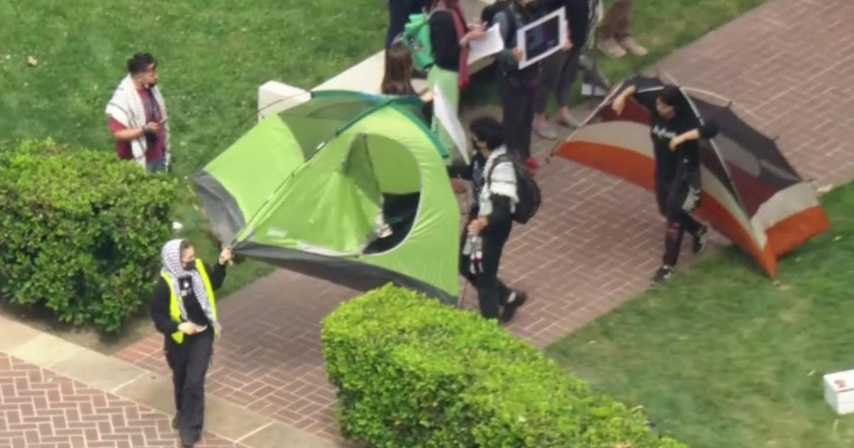 Пропалестинските протестиращи в Alumni Park на USC са принудени да разчистят палатките от полицията в кампуса