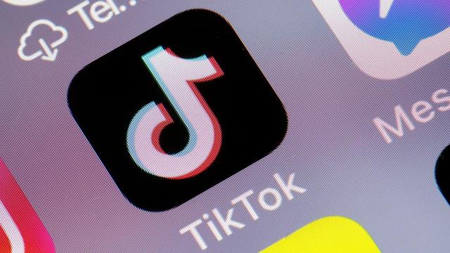  
Taylor Swift back on TikTok as Universal reaches deal with platform 
Licensing deal resolves months-long dispute that had record label Universal pulling its artists' music off the video platform. 
2H ago