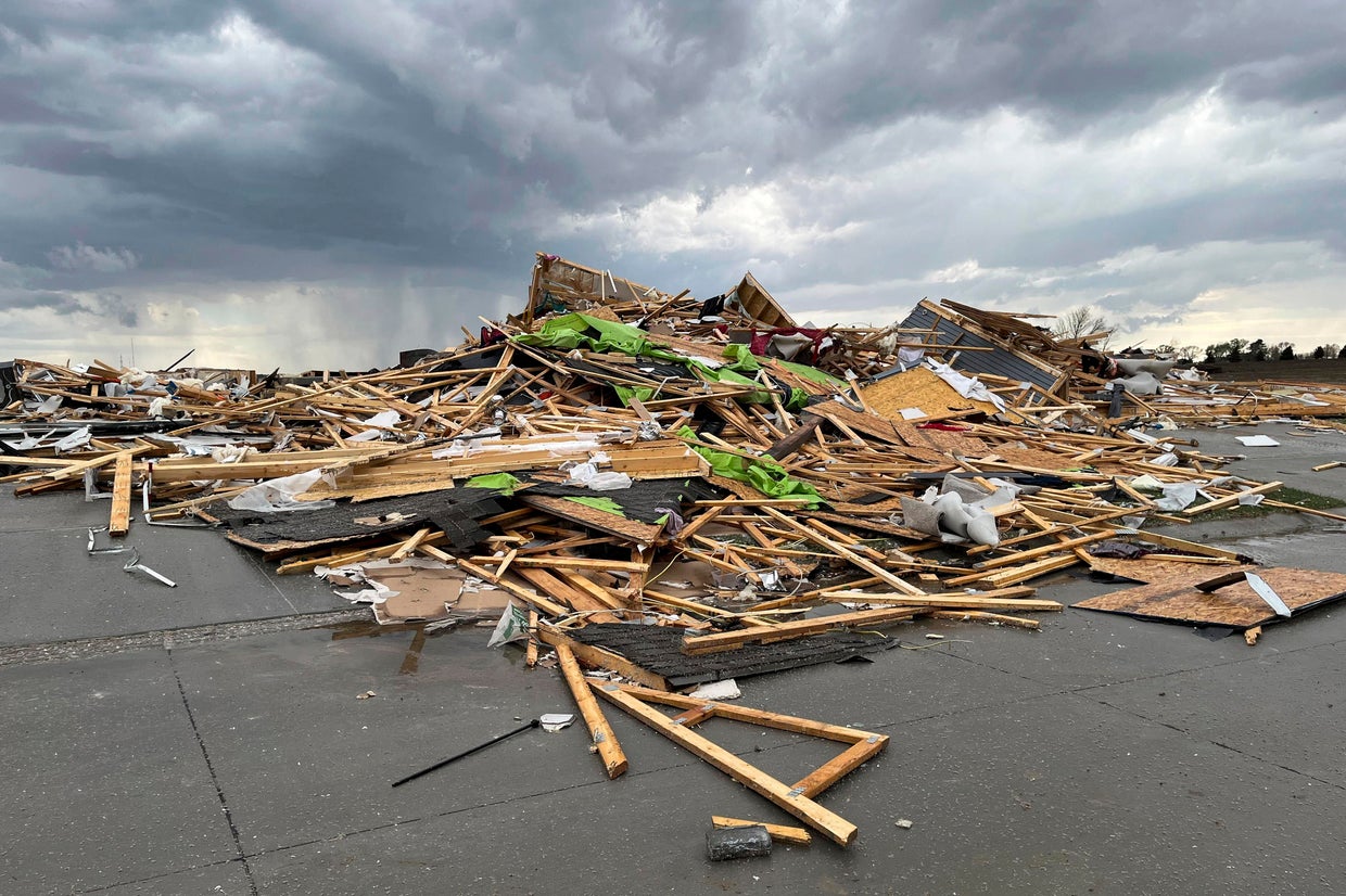 Clean up begins after tornadoes hammer parts of Iowa and Nebraska ...