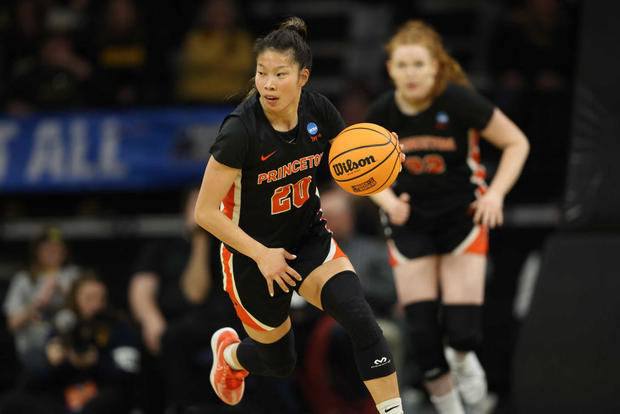 Kaitlyn Chen dribbles during a NCAA tournament game 