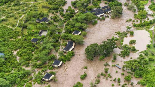  
Tourist camps swept away as Kenya floods hit renowned game park 
Kenya's Red Cross says it helped rescue dozens of people from the Maasai Mara game park as deadly floods spreads across the region. 
May 1