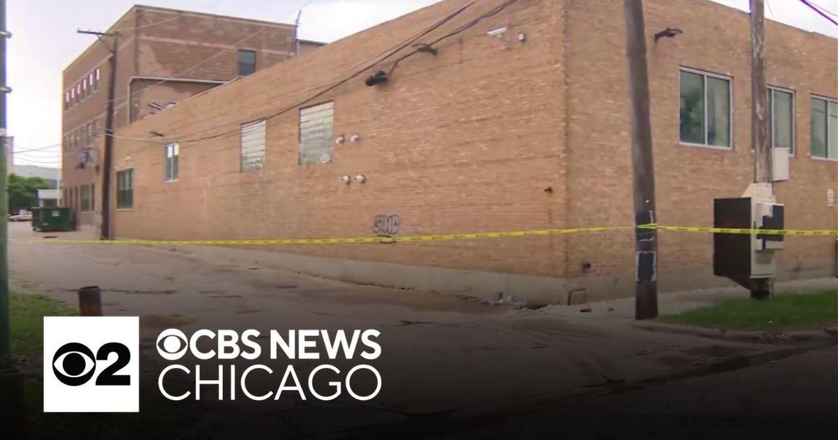 Partial roof collapse at building in Lincoln Park - CBS Chicago