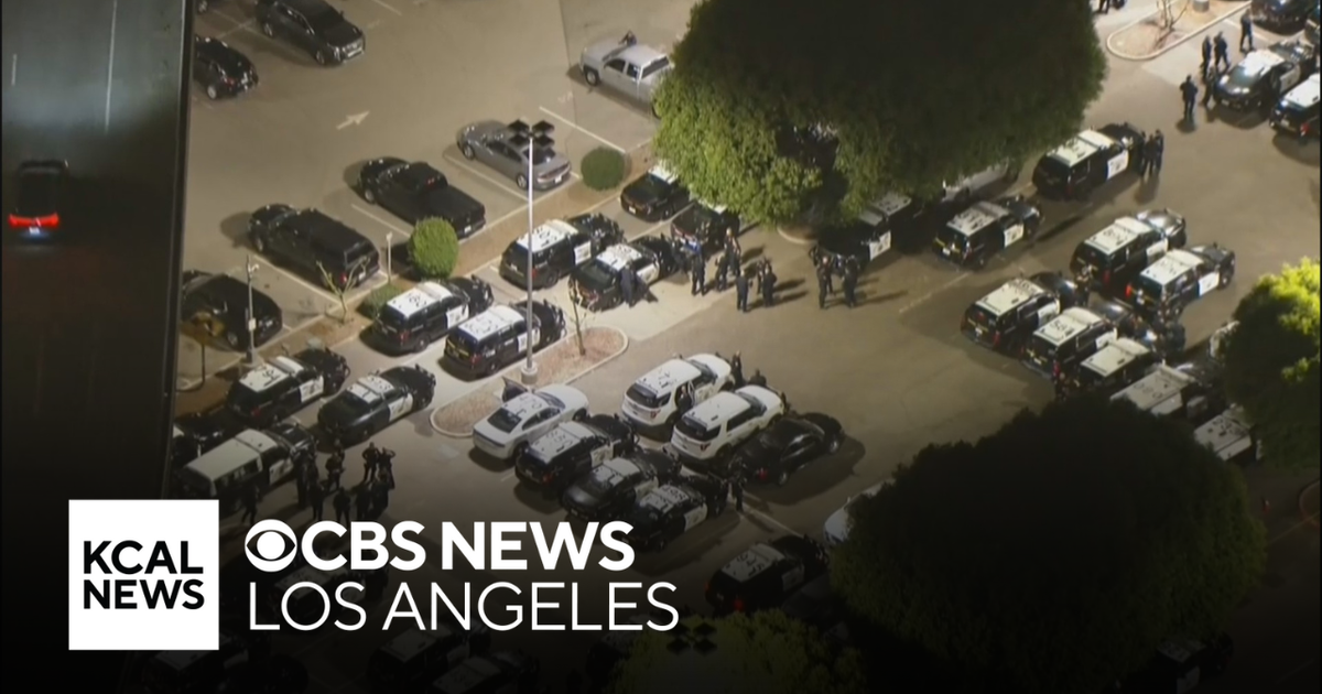 Police arrive to UCLA in force as hundreds of protesters remain in ...