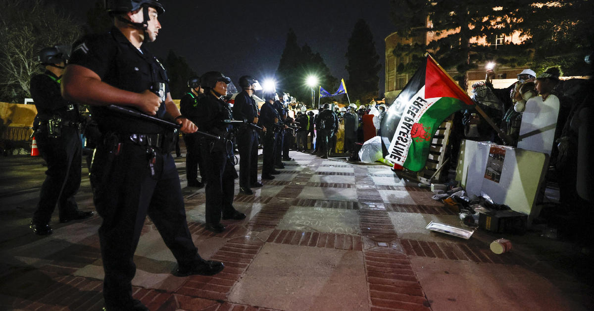 Стотици пропалестински протестиращи останаха зад барикадите в кампуса на UCLA