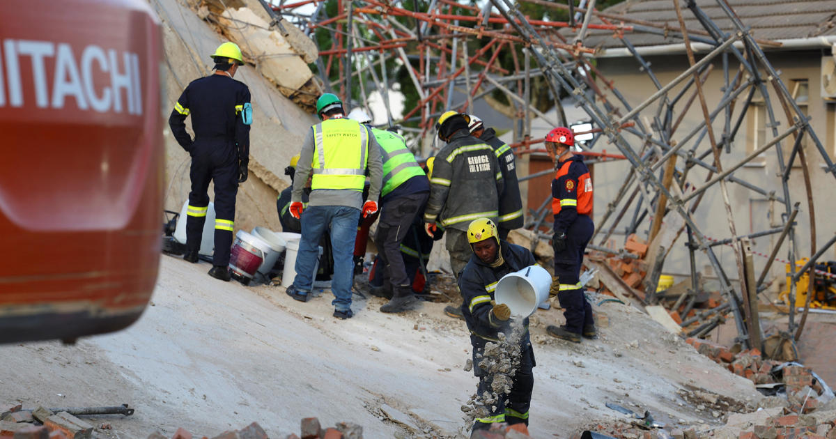 Срутването на сграда в Южна Африка предизвика сложна спасителна операция с десетки изчезнали работници