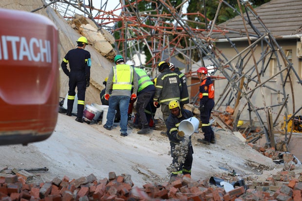 Los rescatistas están trabajando para rescatar a los trabajadores de la construcción atrapados bajo un edificio derrumbado en George Town.