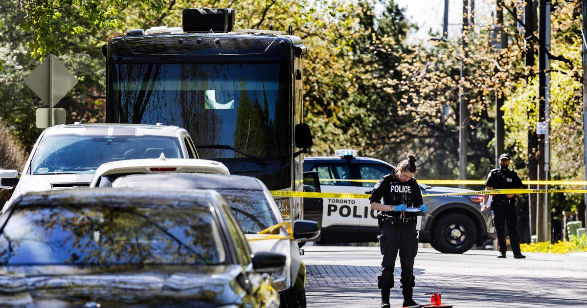 Polis, Drake'in güvenlik görevlisinin rapçinin Toronto'daki evinin önünde çıkan silahlı saldırıda yaralandığını söyledi