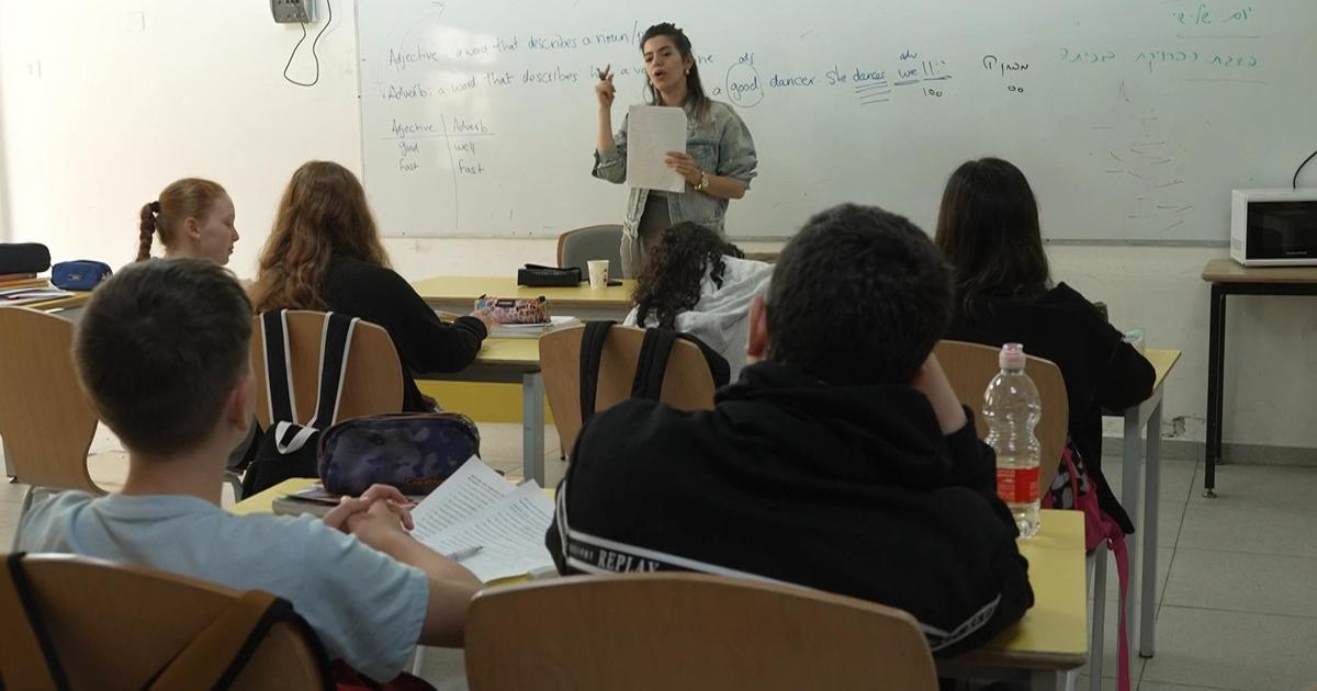 Как еврейски и арабски ученици в едно от малкото смесени училища в Израел се подготвят за мир, като просто слушат