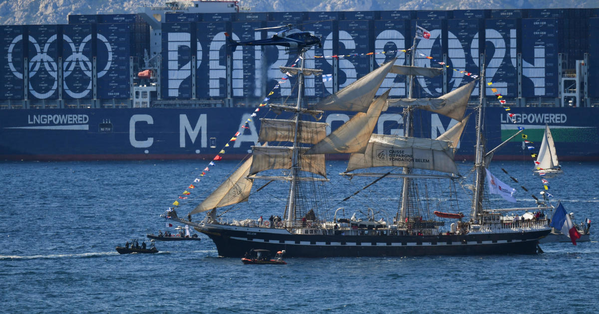 Un navire historique livre la flamme olympique à la France pour les jeux d’été