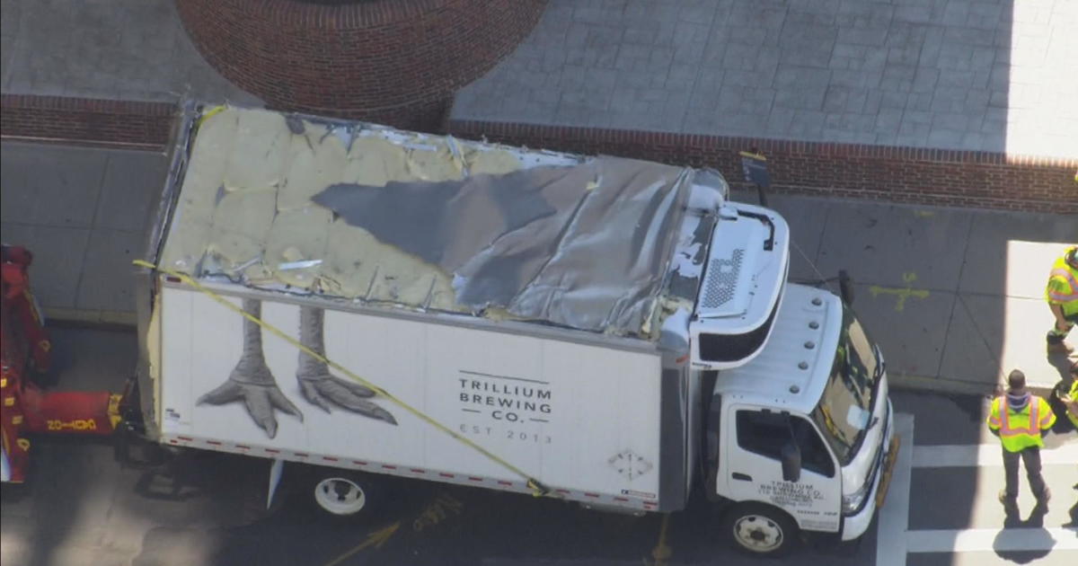 3 trucks, including one from Trillium Brewing, get “storrowed” in one day on Storrow Drive – CBS Boston
