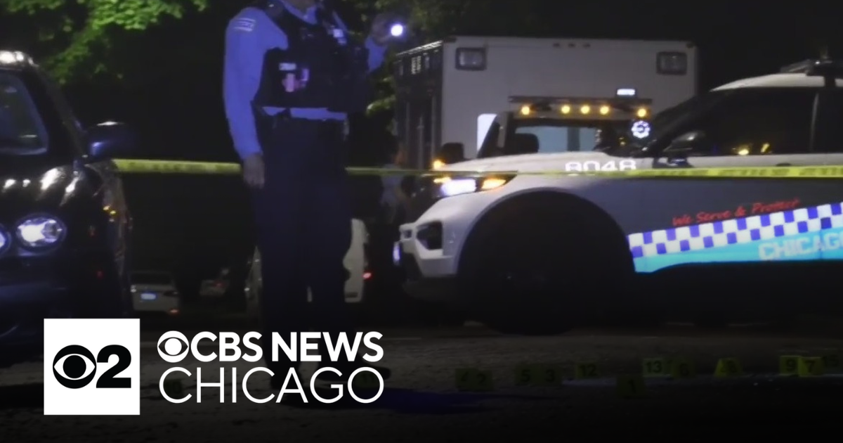 2 hurt, one critically in Chicago Far South Side shooting - CBS Chicago