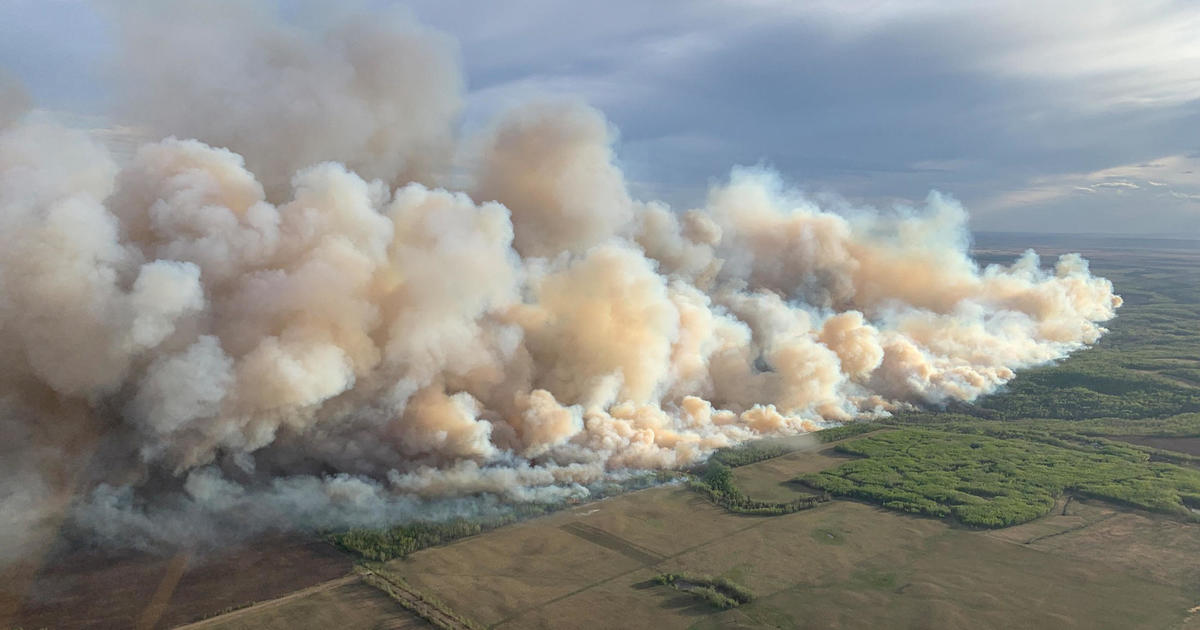 Горски пожар в Канада принуди хиляди да се евакуират, тъй като димът причинява опасно качество на въздуха