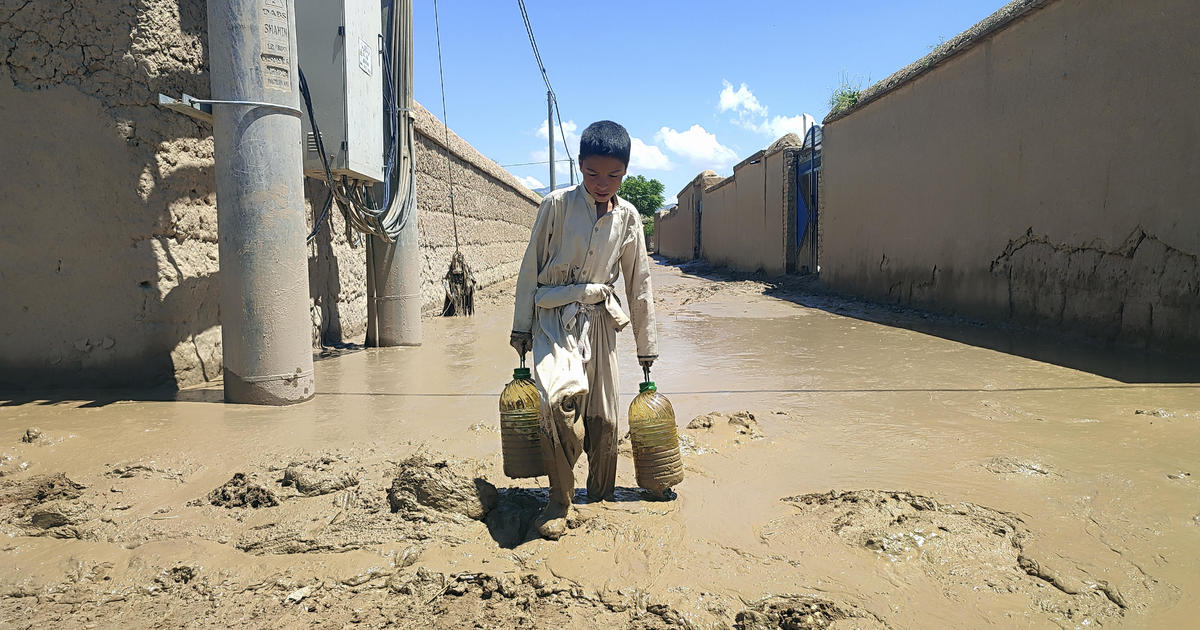 Внезапни наводнения в северен Афганистан пометеха поминъка, оставяйки стотици мъртви и изчезнали