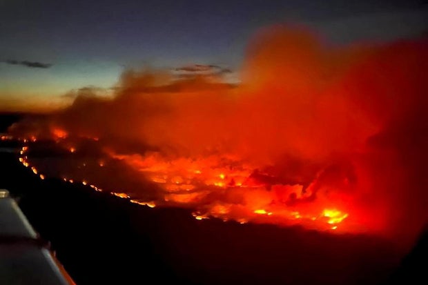 O incêndio florestal em Parker Lake brilha em uma fotografia aérea tirada por um membro da tripulação do BC Emergency Health Services