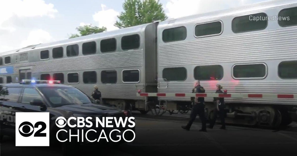 Metra train hits pedestrian in Des Plaines - CBS Chicago