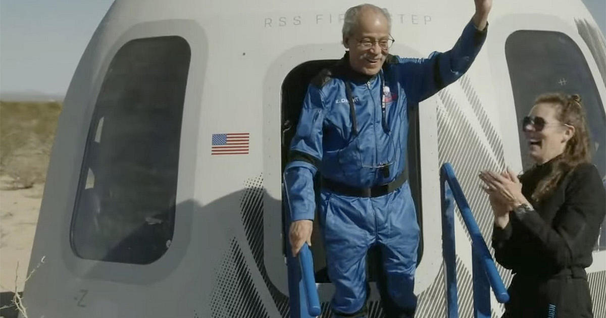 Първият чернокож кандидат за астронавт, който вече е на 90 години, най-накрая достига космоса в полета на Blue Origin