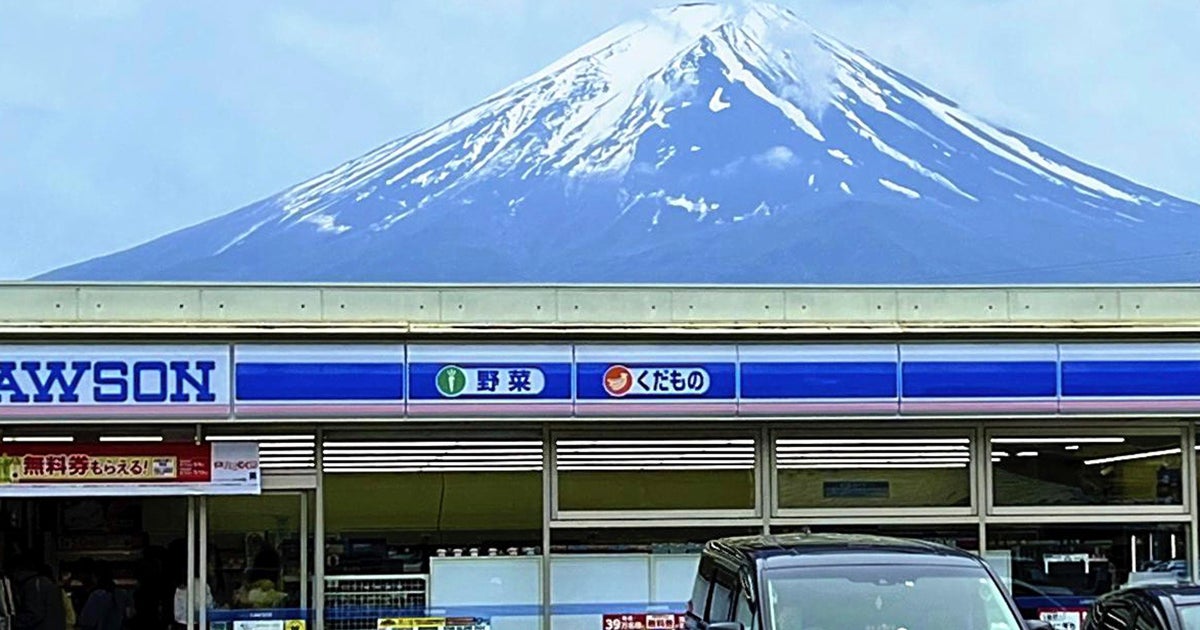 Japon kasabası turist akınlarını caydırmak için Fuji Dağı'nın manzarasını kapattı