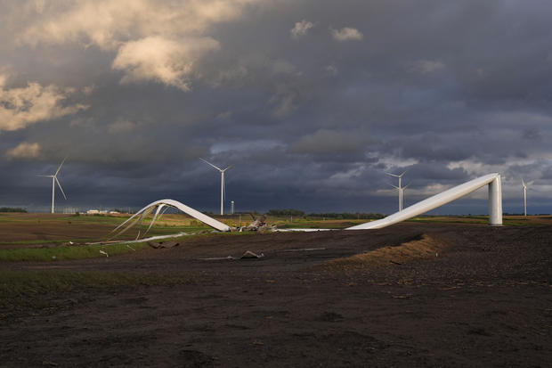 wind turbine damaged Iowa tornado 