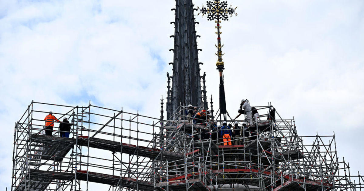 火灾五年多后修复巴黎圣母院十字架