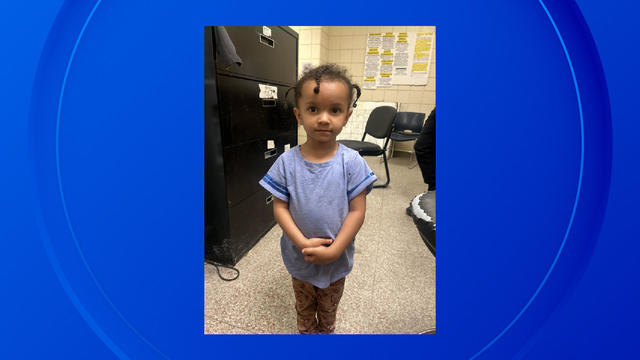 Detroit police search for parents of wandering child 