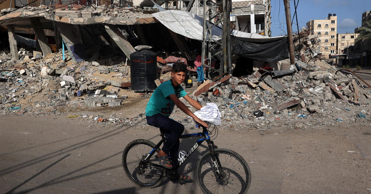 El Ministerio de Salud dijo que al menos 35 personas murieron en un ataque aéreo israelí contra un campo de desplazados en Rafah, horas después de que Hamás disparara cohetes contra Israel.
