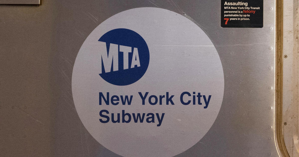 НЮ ЙОРК -- Мъж в метрото в Ню Йорк изгоря,
