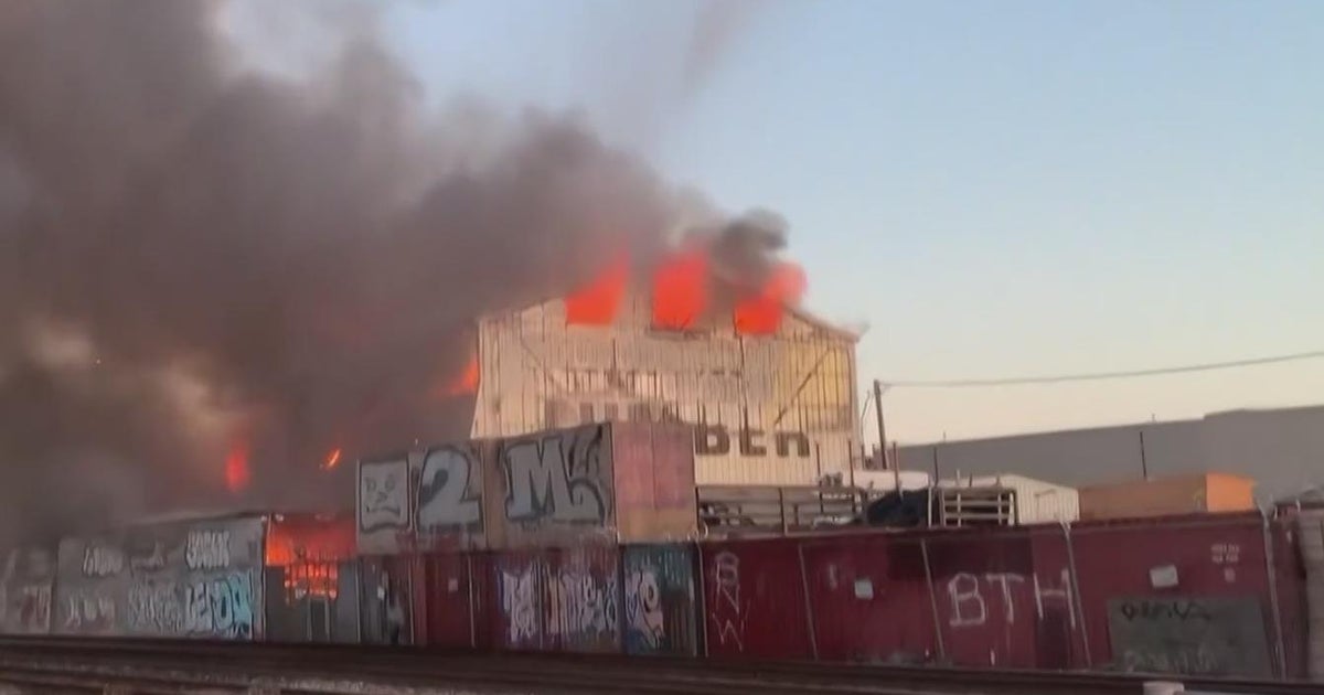 Massive Blaze Destroys Oakland Lumber Yard Sunday Night Cbs San Francisco