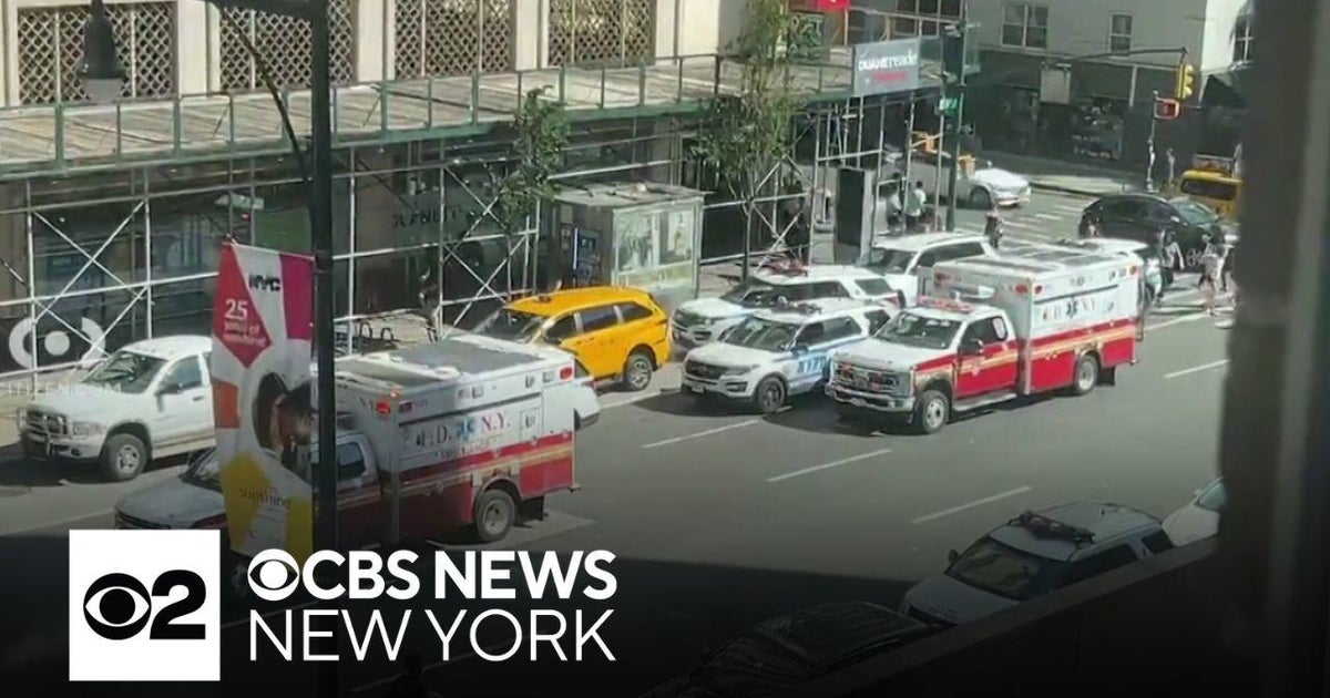 Duane Reade security guard stabbed in Hell's Kitchen - CBS New York