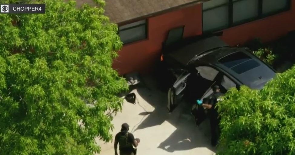 Police pursuit ends when car crashed into Fort Lauderdale home - CBS Miami