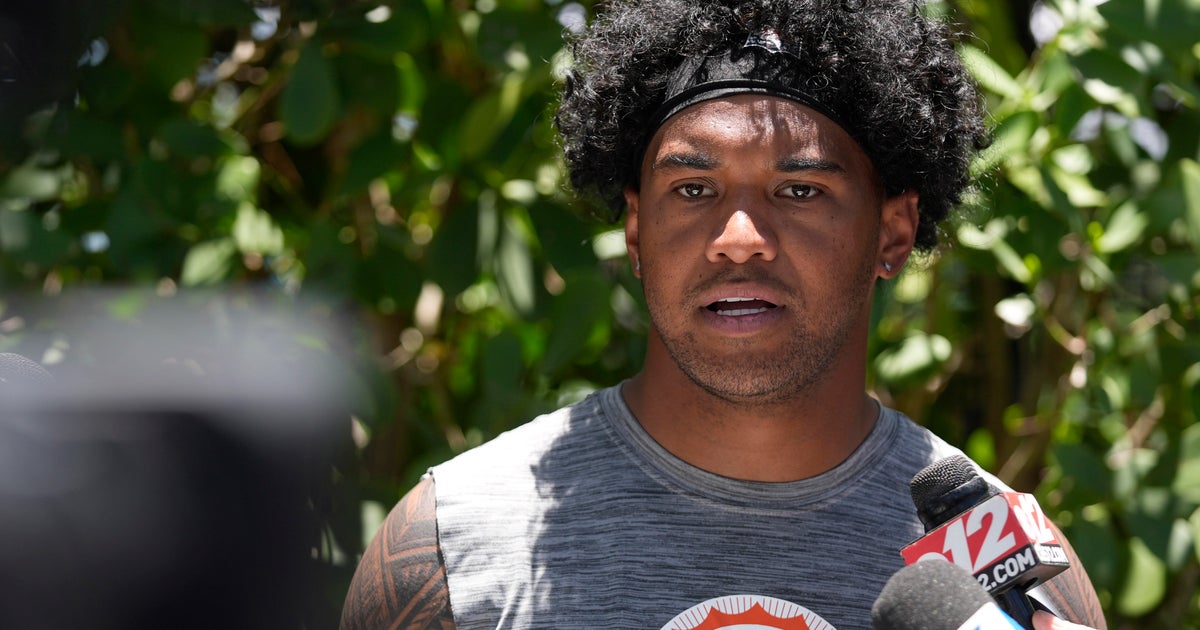 Tua Tagovailoa reports for first day of team meetings as contract extension talks continue Tua Tagovailoa reports for first day of team meetings as contract extension talks continue