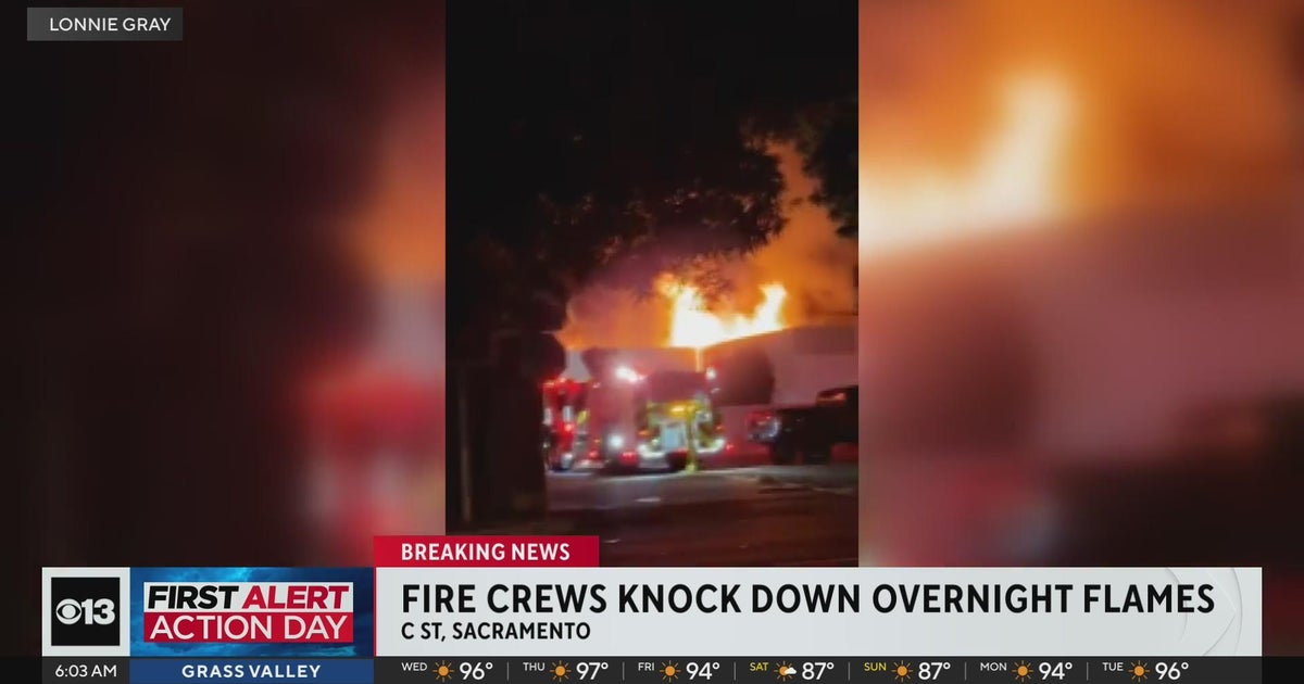 Flames erupt at commercial building in Sacramento